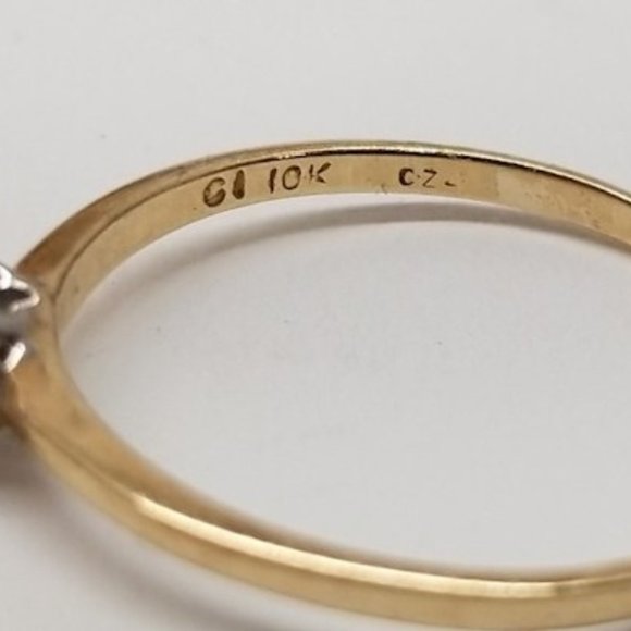 Gorgeous Delicate 10K Gold CZ Diamond Ring Size 7 - Picture 3 of 6
